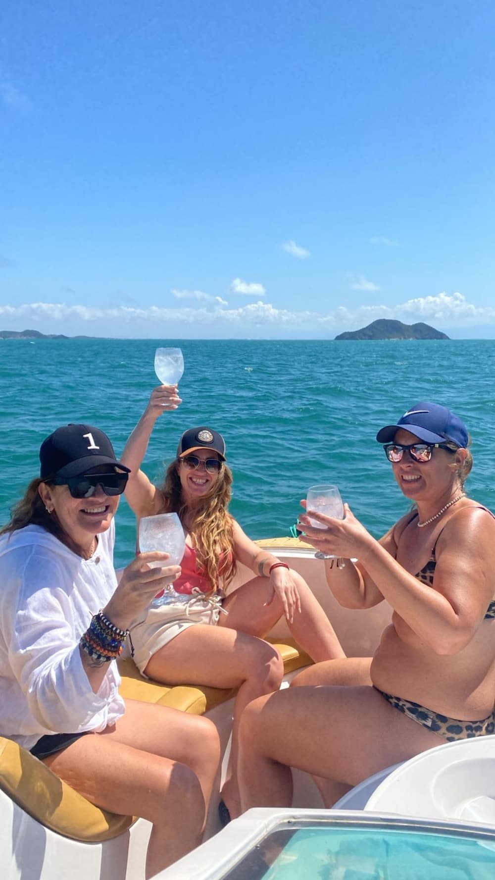 Votre journée à Armação dos Búzios : Louez un bateau à moteur pour 9h de découverte