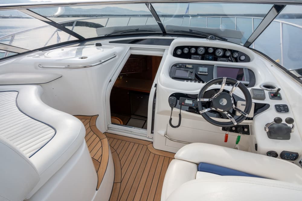 Tu día en Kalamata: Alquila una lancha motora para 8 horas y 30 minutos de descubrimiento.