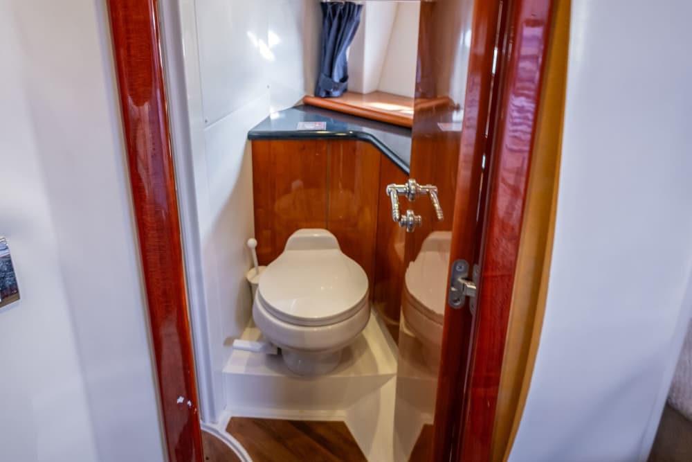 Tu día en Kalamata: Alquila una lancha motora para 8 horas y 30 minutos de descubrimiento.