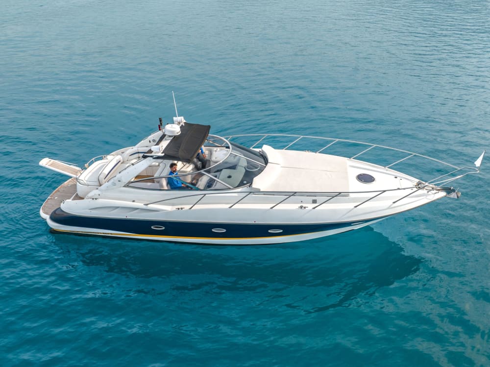 Tu día en Kalamata: Alquila una lancha motora para 8 horas y 30 minutos de descubrimiento.