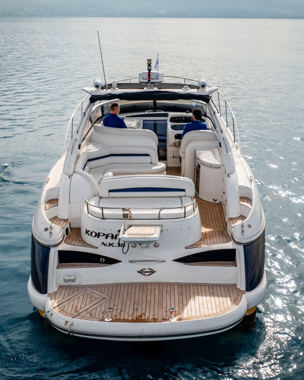 Tu día en Kalamata: Alquila una lancha motora para 8 horas y 30 minutos de descubrimiento.