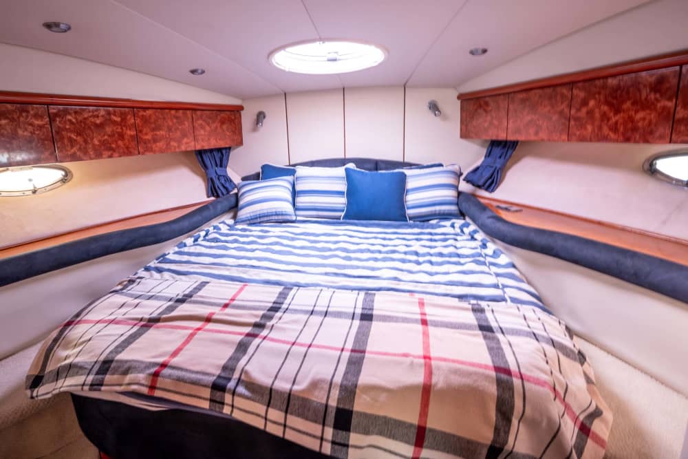 Tu día en Kalamata: Alquila una lancha motora para 8 horas y 30 minutos de descubrimiento.