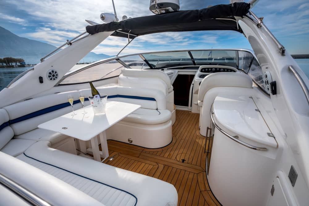 Tu día en Kalamata: Alquila una lancha motora para 8 horas y 30 minutos de descubrimiento.