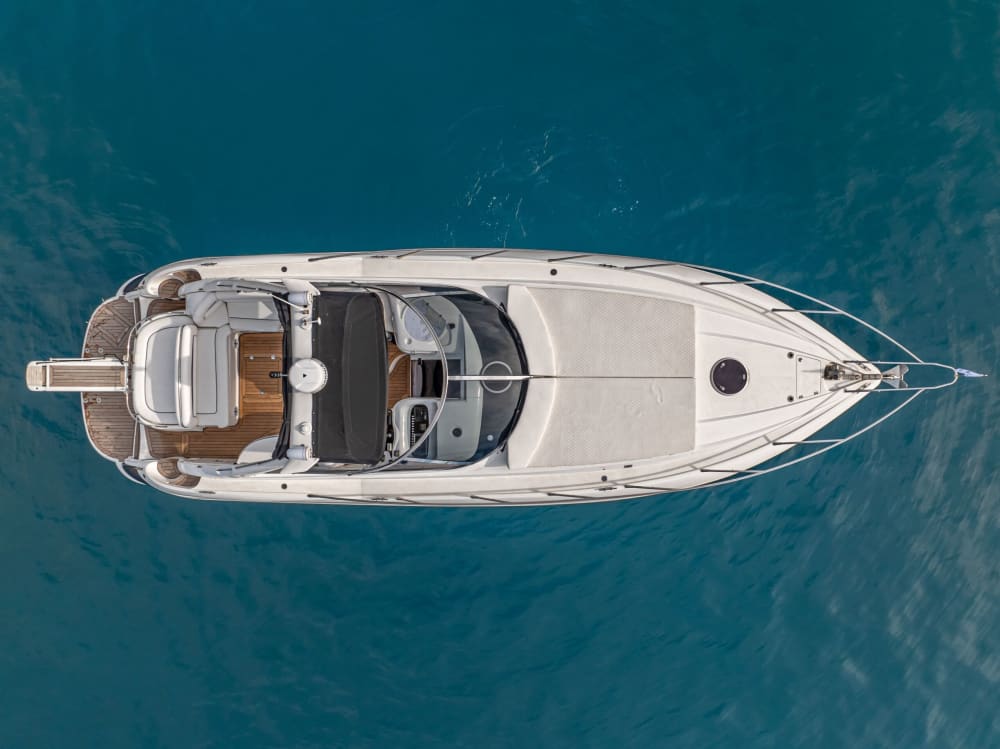 Tu día en Kalamata: Alquila una lancha motora para 8 horas y 30 minutos de descubrimiento.