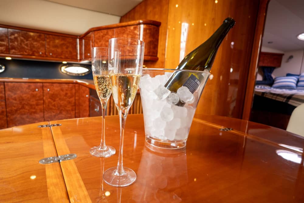 Tu día en Kalamata: Alquila una lancha motora para 8 horas y 30 minutos de descubrimiento.