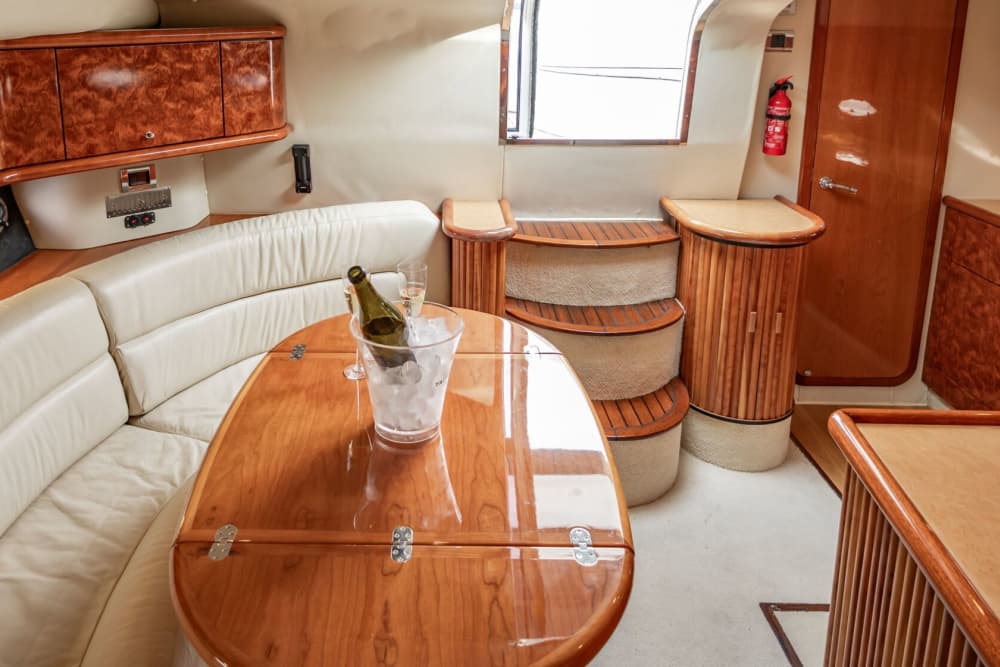 Tu día en Kalamata: Alquila una lancha motora para 8 horas y 30 minutos de descubrimiento.