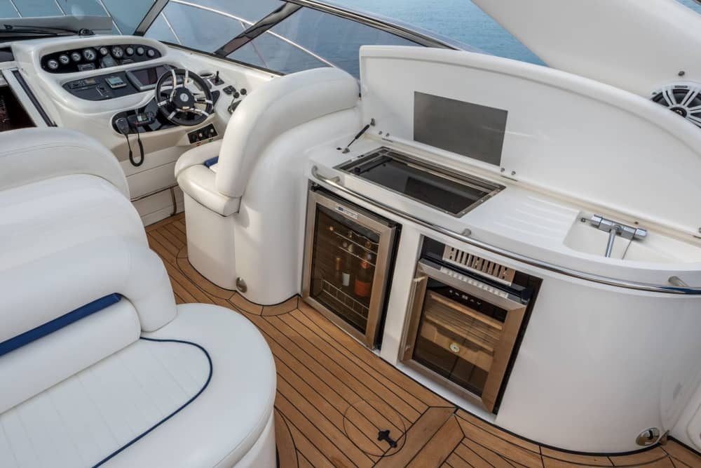 Tu día en Kalamata: Alquila una lancha motora para 8 horas y 30 minutos de descubrimiento.