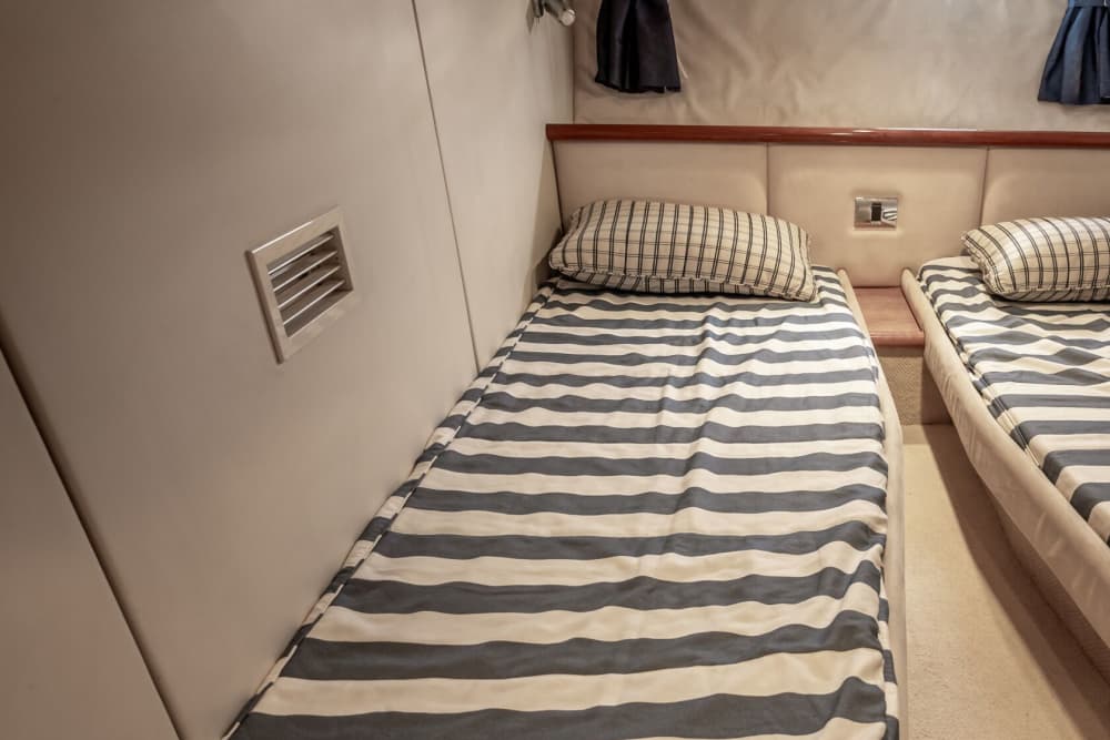 Tu día en Kalamata: Alquila una lancha motora para 8 horas y 30 minutos de descubrimiento.