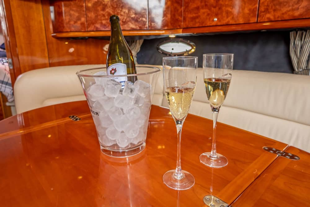 Tu día en Kalamata: Alquila una lancha motora para 8 horas y 30 minutos de descubrimiento.