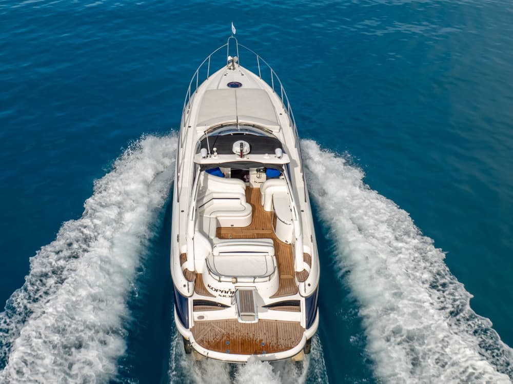 Tu día en Kalamata: Alquila una lancha motora para 8 horas y 30 minutos de descubrimiento.