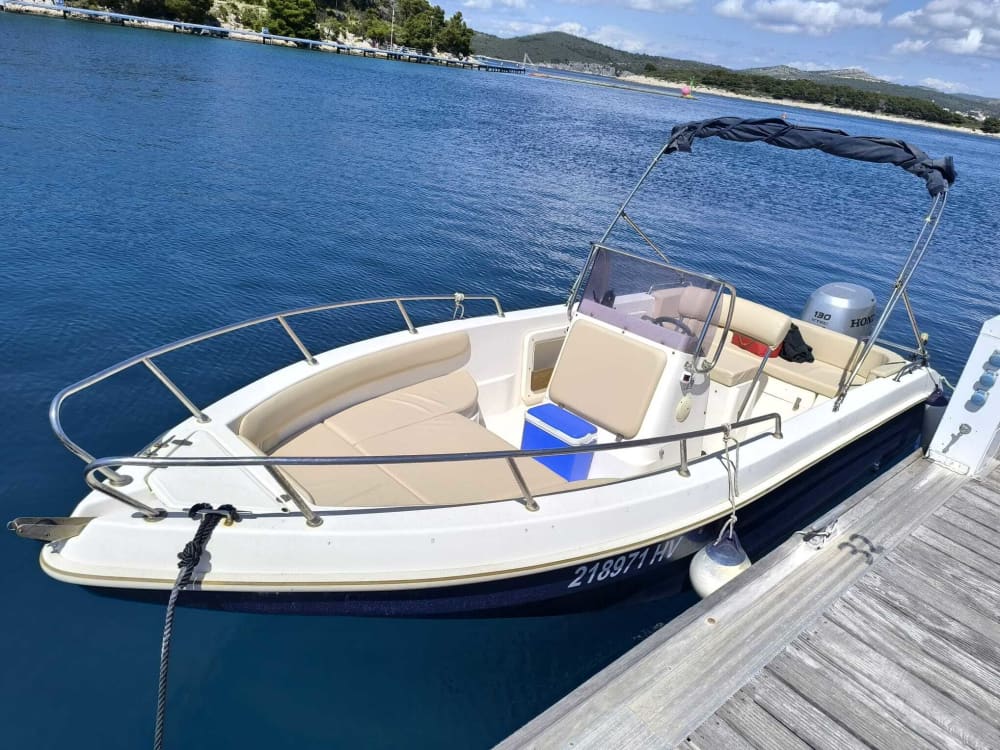 Crystalline experience: A quick Hvar sea-break on a motorboat