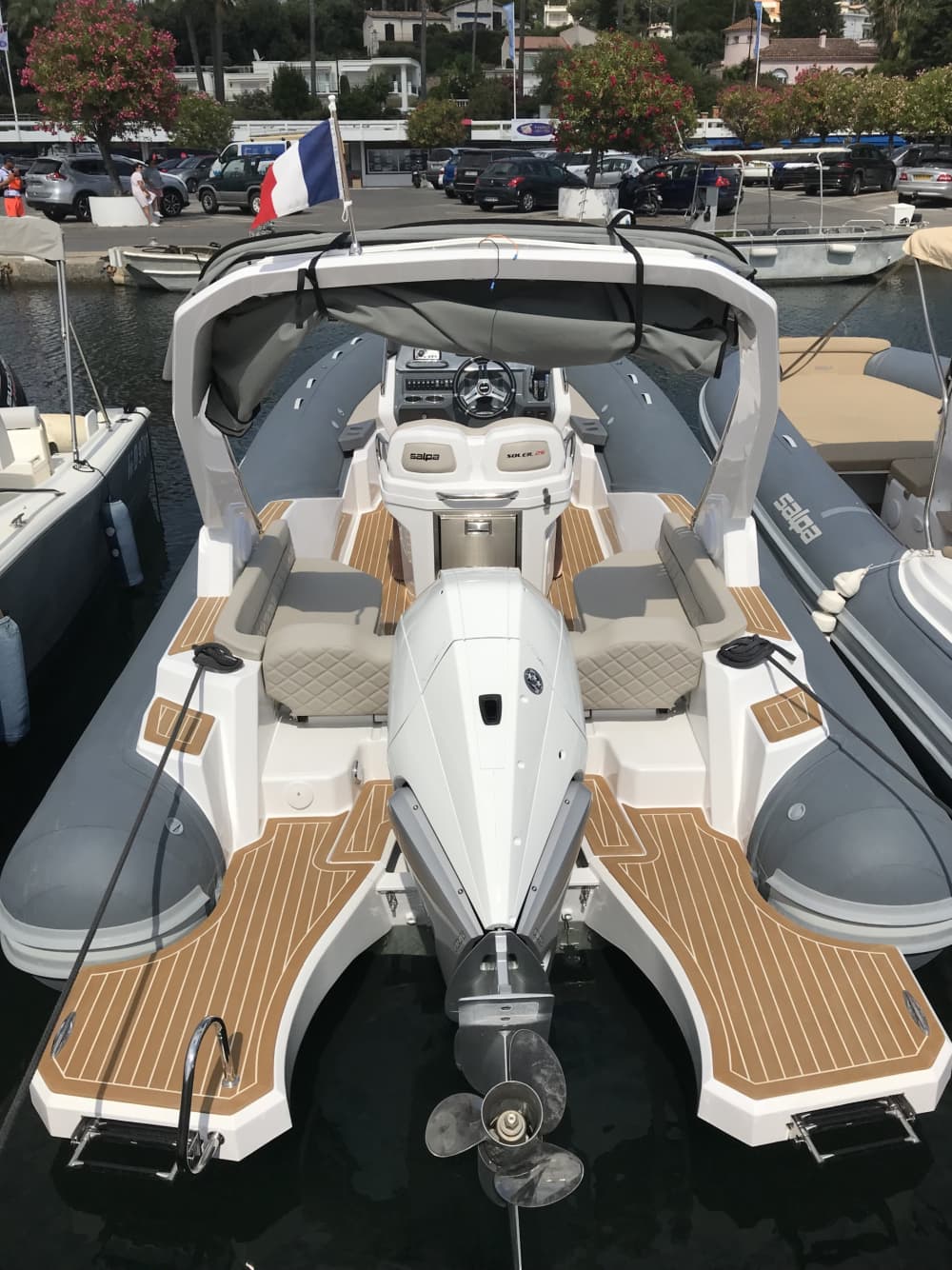 Lo mejor de Antibes está en el agua: Disfrute de un día completo en una lancha motora privada.