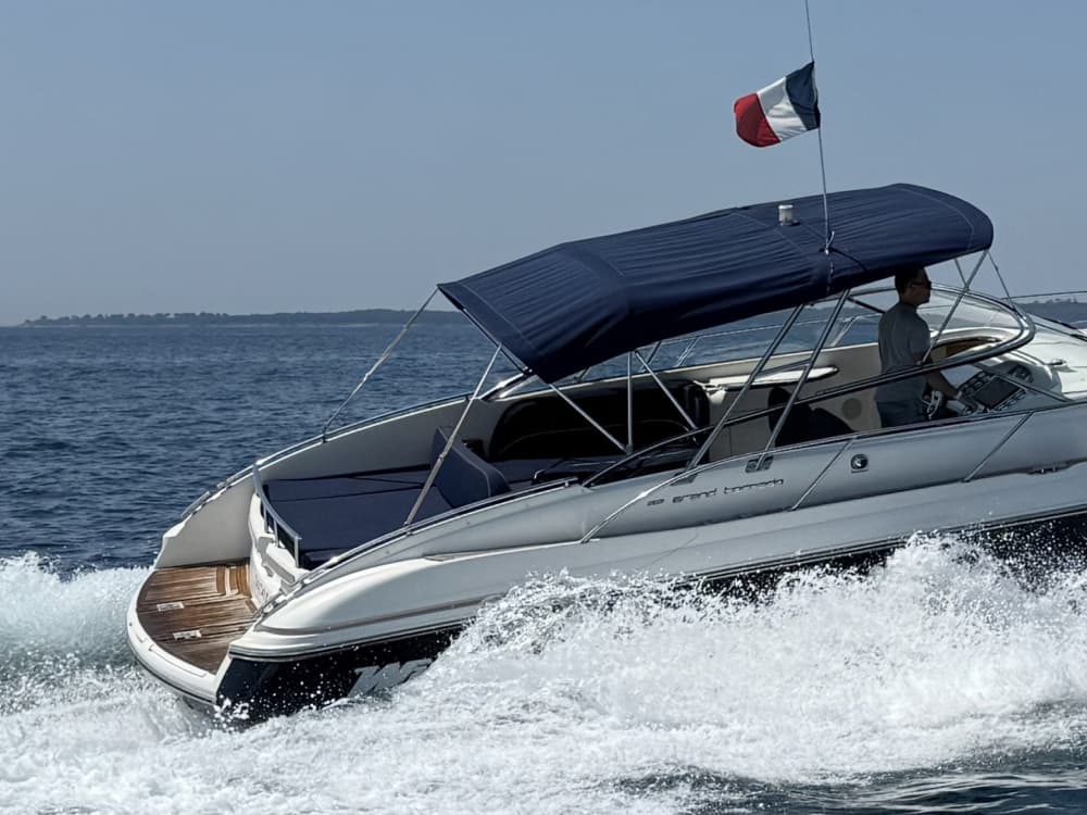 Scopri Antibes con un'escursione di un'intera giornata in motoscafo.