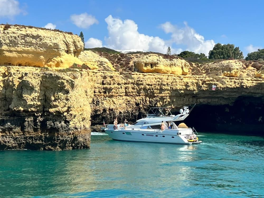 Naviga, rilassati e scopri la costa.