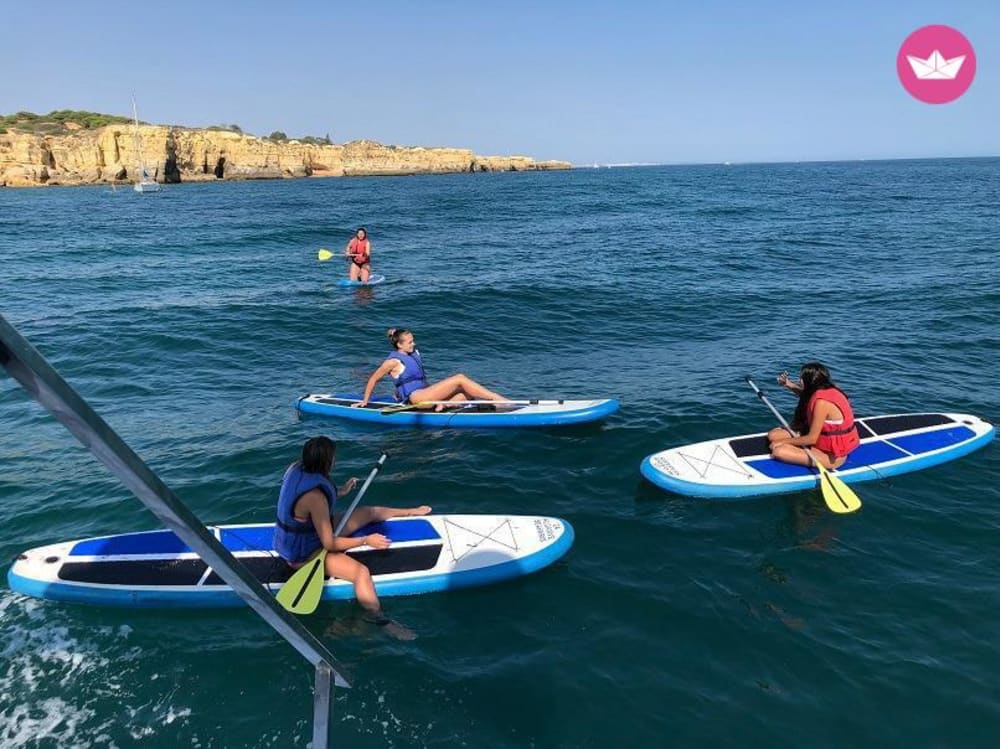 Naviga, rilassati e scopri la costa.