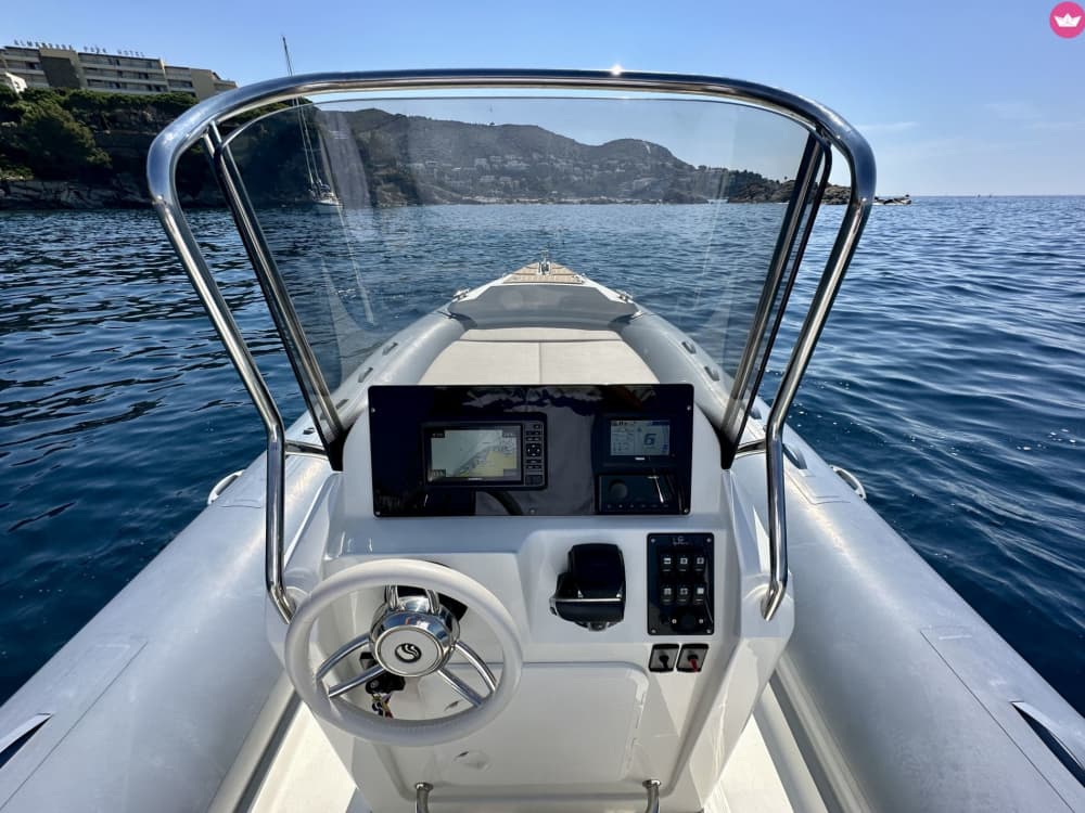 8 horas por baías selvagens, grutas escondidas e liberdade em mar aberto.