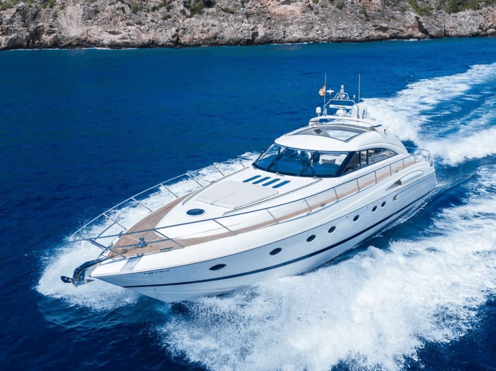 Une croisière sur mesure à Ibiza : une journée magique à bord d'un yacht à moteur