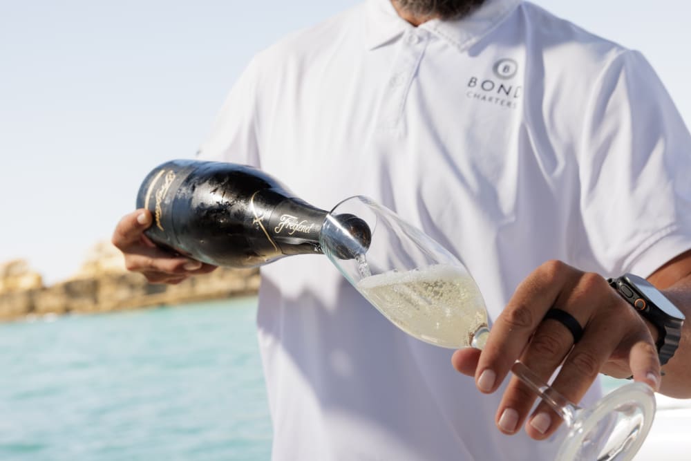 Eine 4-stündige Bootstour ab Vilamoura: Der ultimative Algarve-Ausflug mit Wassersport