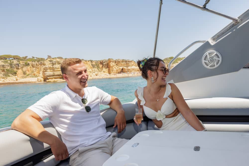 Eine 4-stündige Bootstour ab Vilamoura: Der ultimative Algarve-Ausflug mit Wassersport