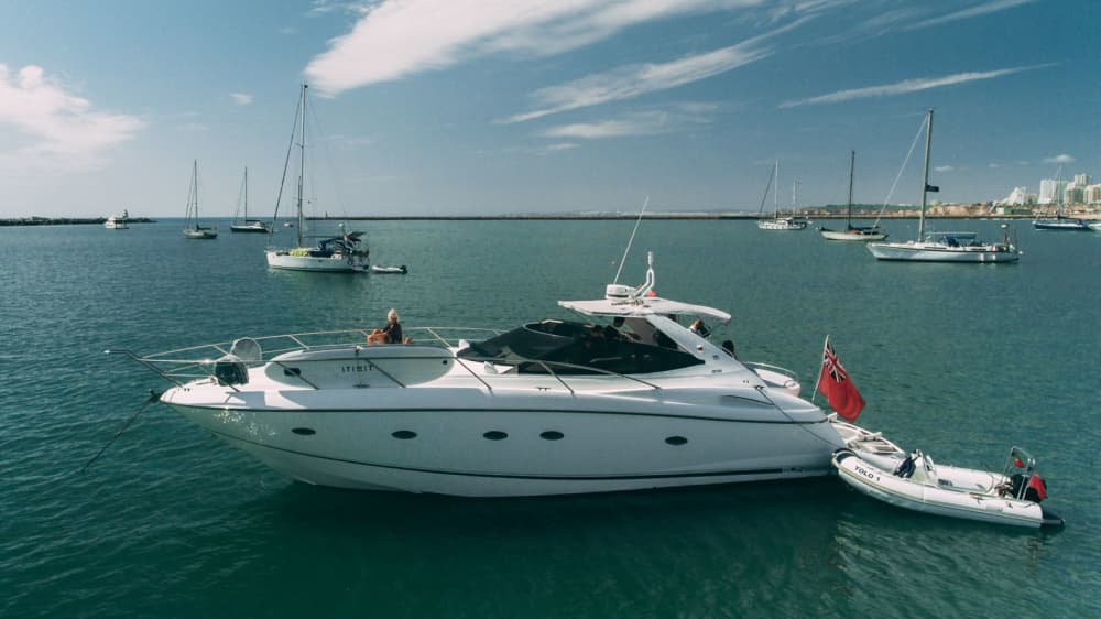 Eine 4-stündige Bootstour ab Vilamoura: Der ultimative Algarve-Ausflug mit Wassersport