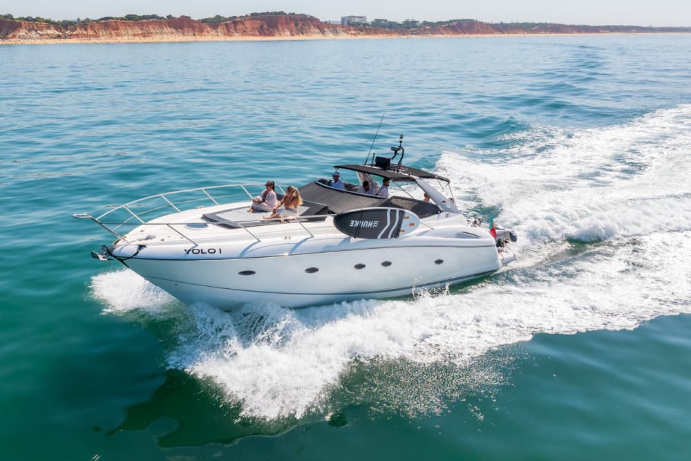 Eine 4-stündige Bootstour ab Vilamoura: Der ultimative Algarve-Ausflug mit Wassersport