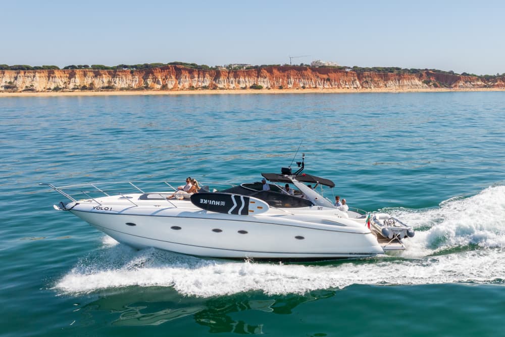 Eine 4-stündige Bootstour ab Vilamoura: Der ultimative Algarve-Ausflug mit Wassersport