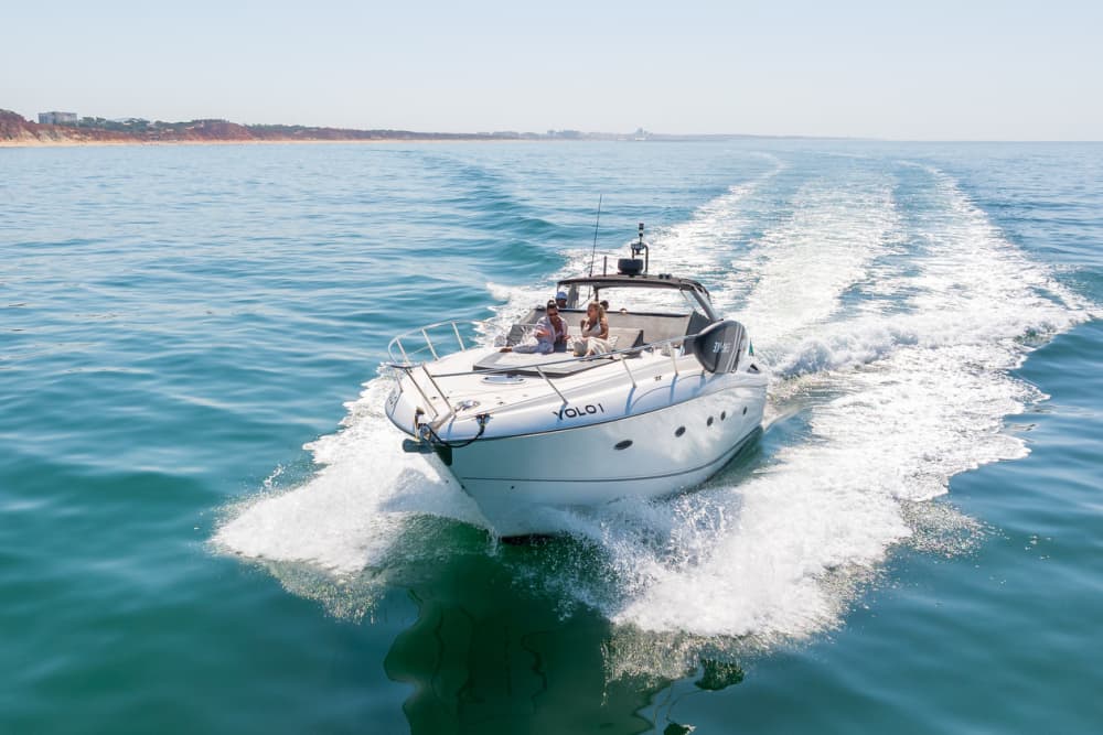 Eine 4-stündige Bootstour ab Vilamoura: Der ultimative Algarve-Ausflug mit Wassersport