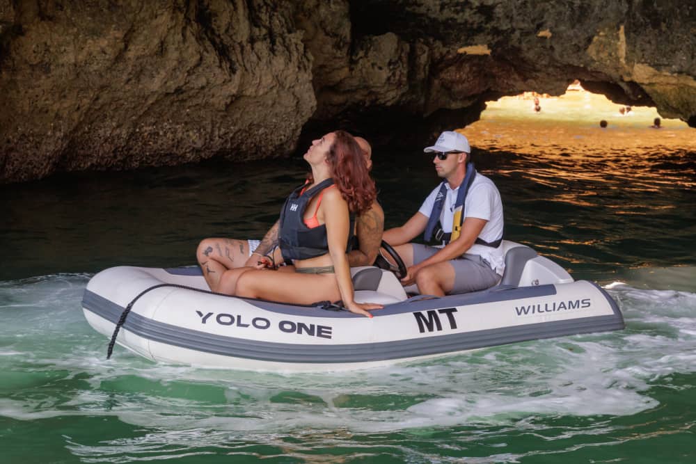 Eine 4-stündige Bootstour ab Vilamoura: Der ultimative Algarve-Ausflug mit Wassersport