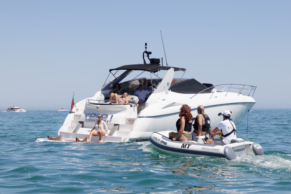 Eine 4-stündige Bootstour ab Vilamoura: Der ultimative Algarve-Ausflug mit Wassersport