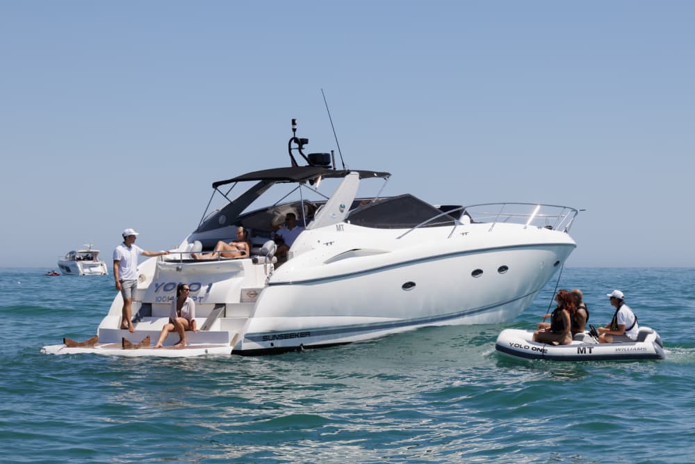 Eine 4-stündige Bootstour ab Vilamoura: Der ultimative Algarve-Ausflug mit Wassersport