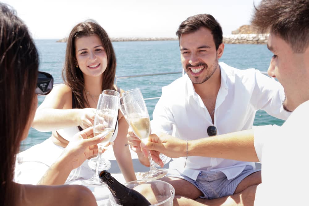 Eine 4-stündige Bootstour ab Vilamoura: Der ultimative Algarve-Ausflug mit Wassersport