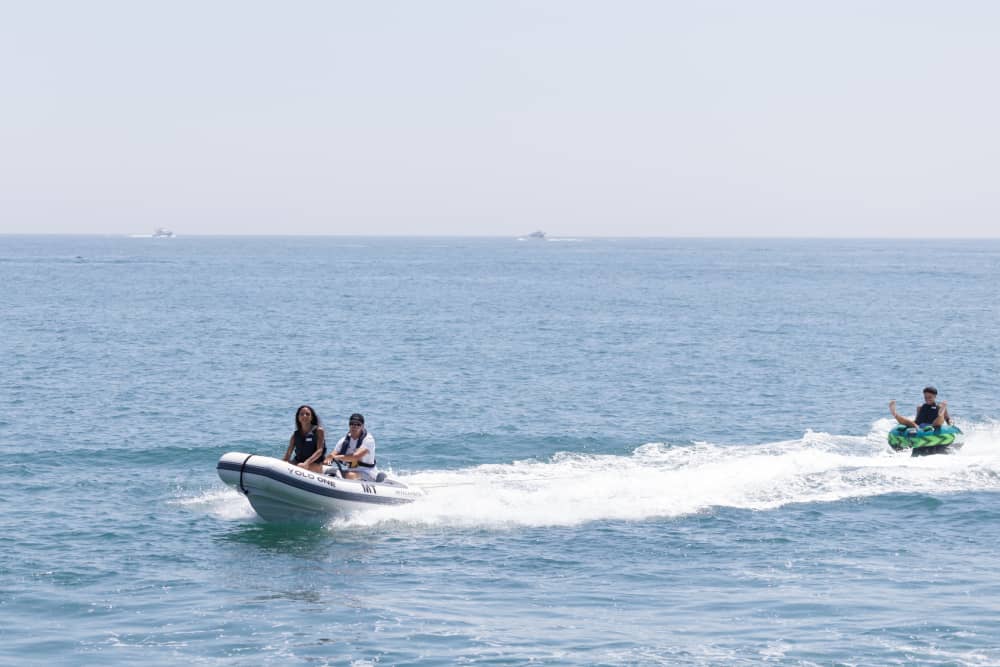 Eine 4-stündige Bootstour ab Vilamoura: Der ultimative Algarve-Ausflug mit Wassersport