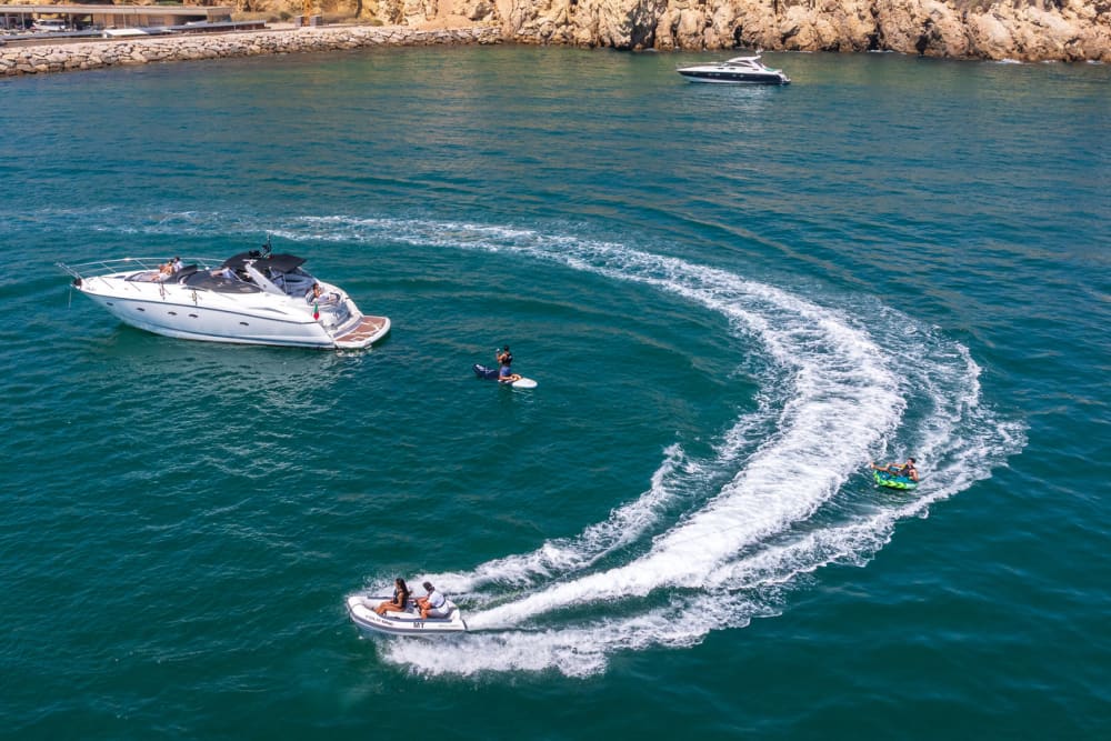 Eine 4-stündige Bootstour ab Vilamoura: Der ultimative Algarve-Ausflug mit Wassersport