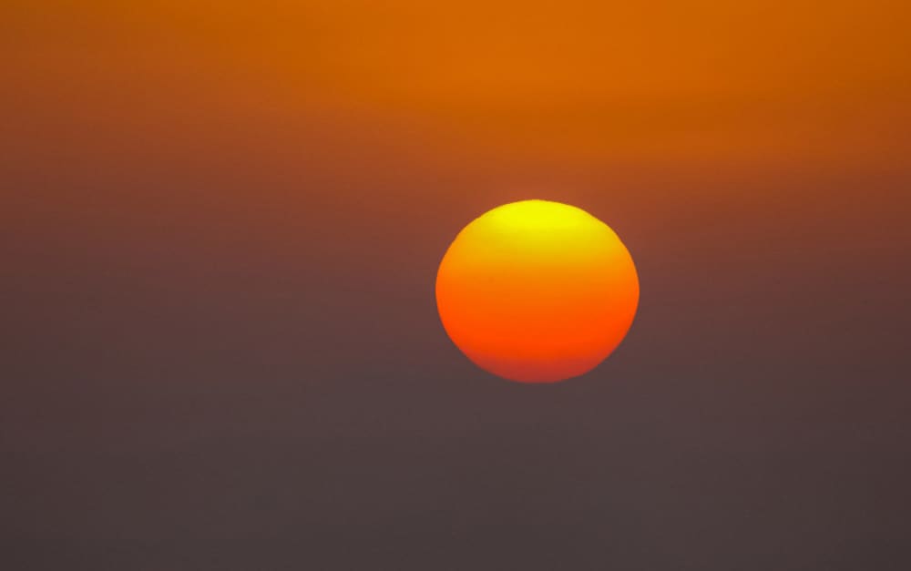 Geniet van een serene zonsopgang en een ontbijt aan zee in Barcelona.