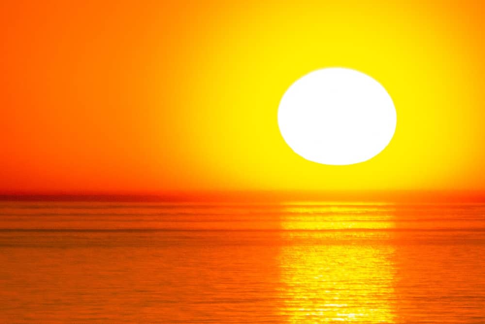 Geniet van een serene zonsopgang en een ontbijt aan zee in Barcelona.