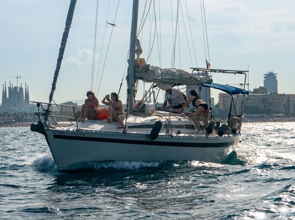 Barcelona Coastal Escape – 2.5h Sailing Experience