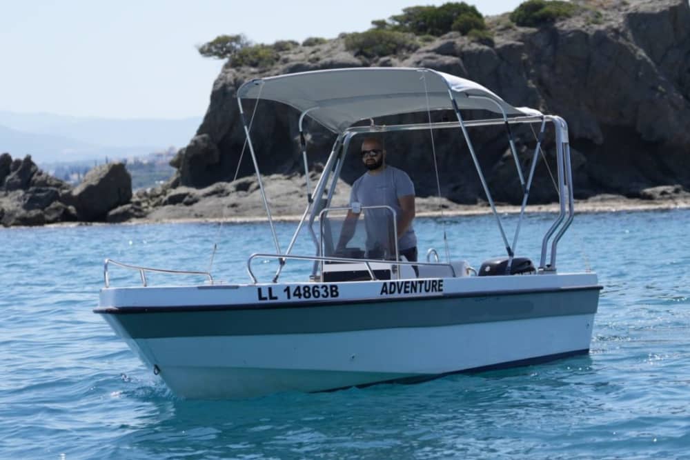 Mare, amore e sole: una giornata ricca di emozioni su un motoscafo.