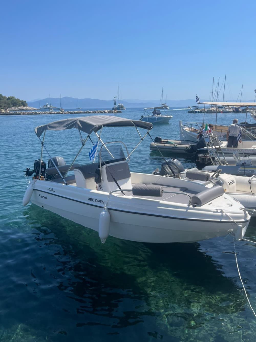 La tua giornata a Gaios: noleggia una barca a motore per 9 ore alla scoperta dell'isola.