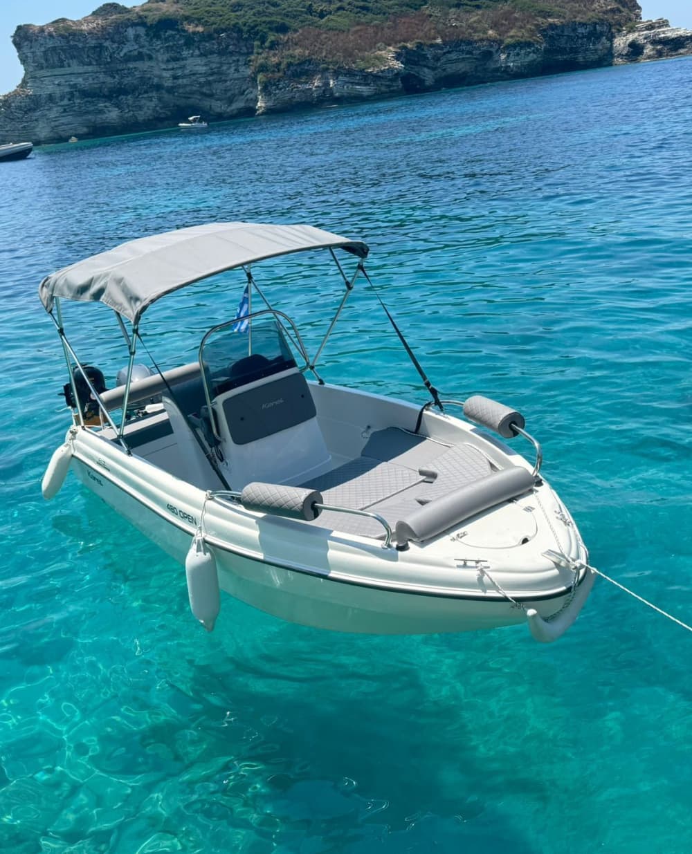 La tua giornata a Gaios: noleggia una barca a motore per 9 ore alla scoperta dell'isola.