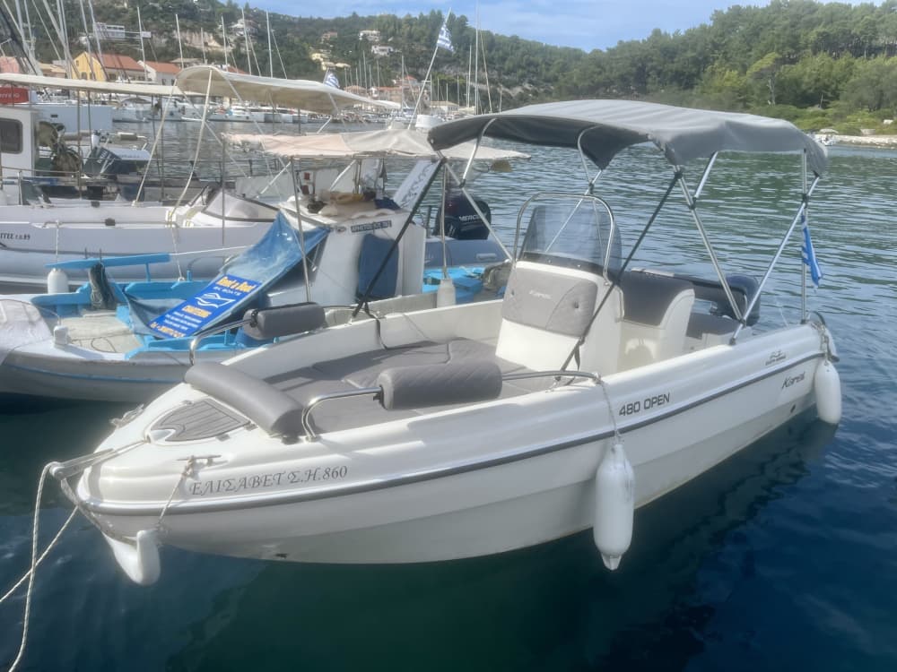 La tua giornata a Gaios: noleggia una barca a motore per 9 ore alla scoperta dell'isola.