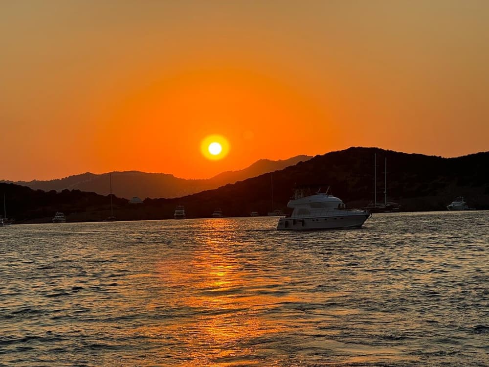 Experiencia romántica al atardecer: crucero nocturno con cena