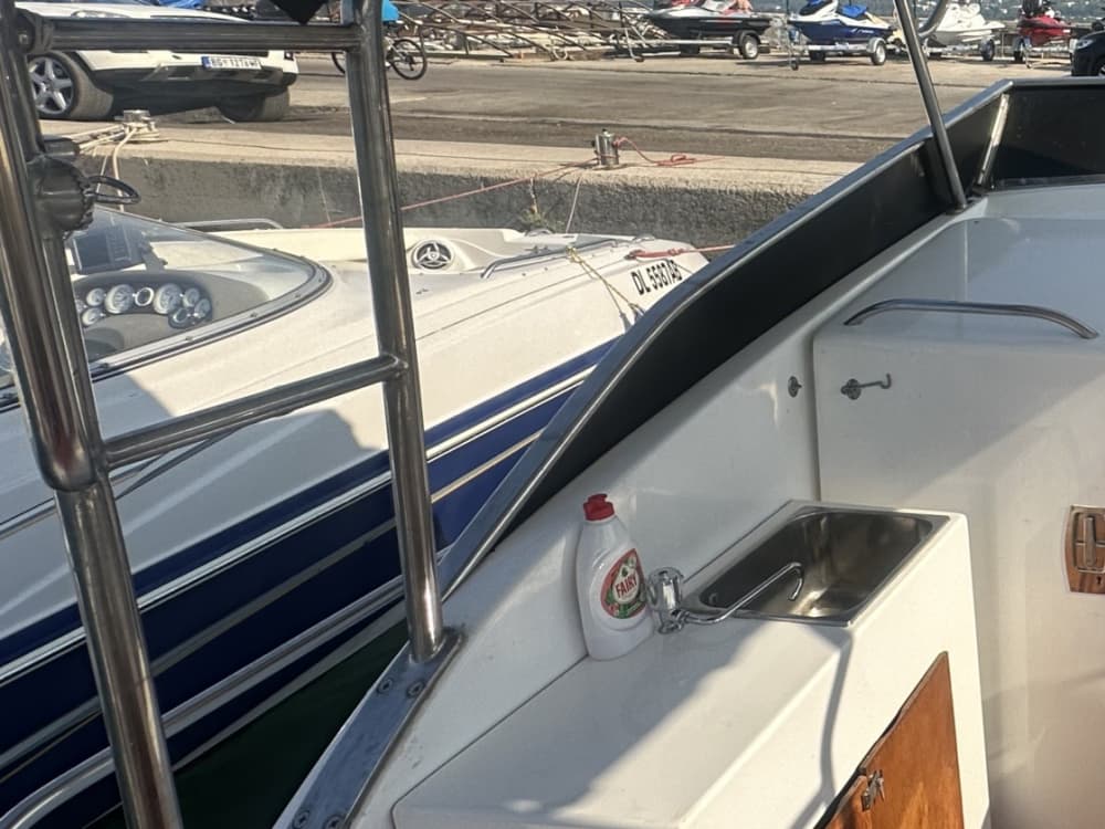 Njut av en halvdag på en motorbåt i Bar