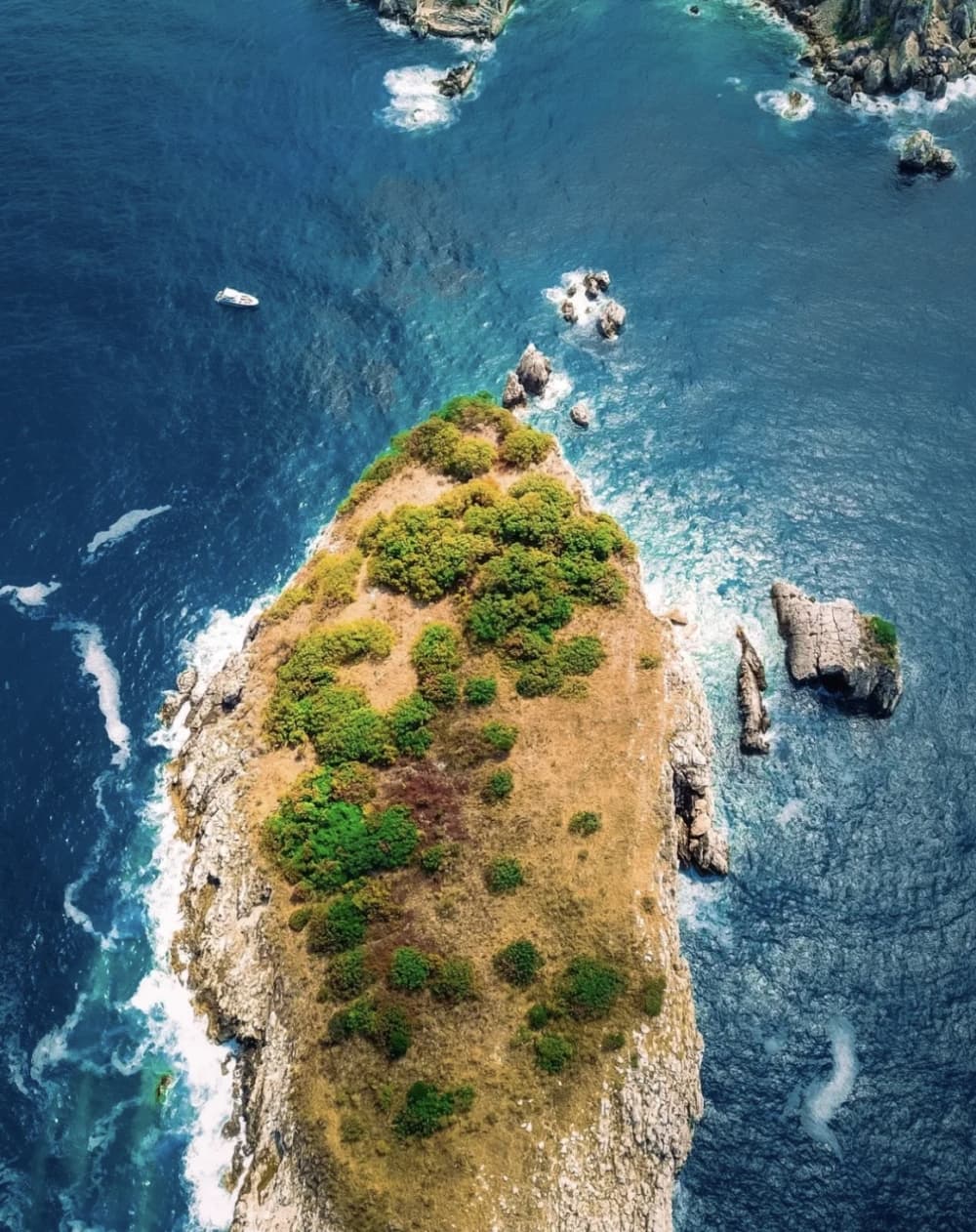 Tour panoramico in motoscafo della baia di Valdanos e della spiaggia di Crystal