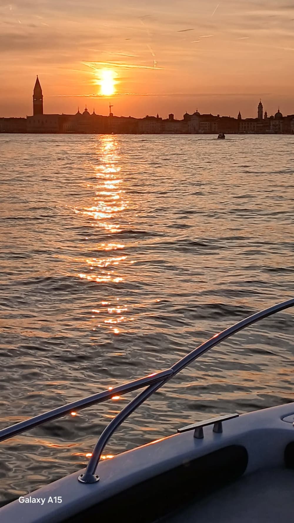 Disfrute de una copa de vino al atardecer en Venecia