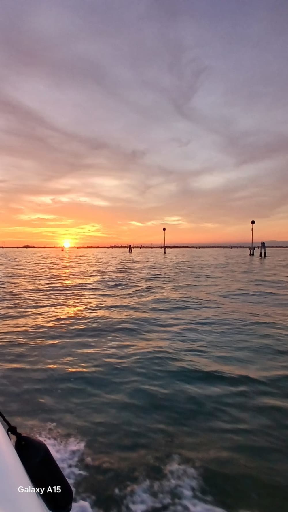 Disfrute de una copa de vino al atardecer en Venecia