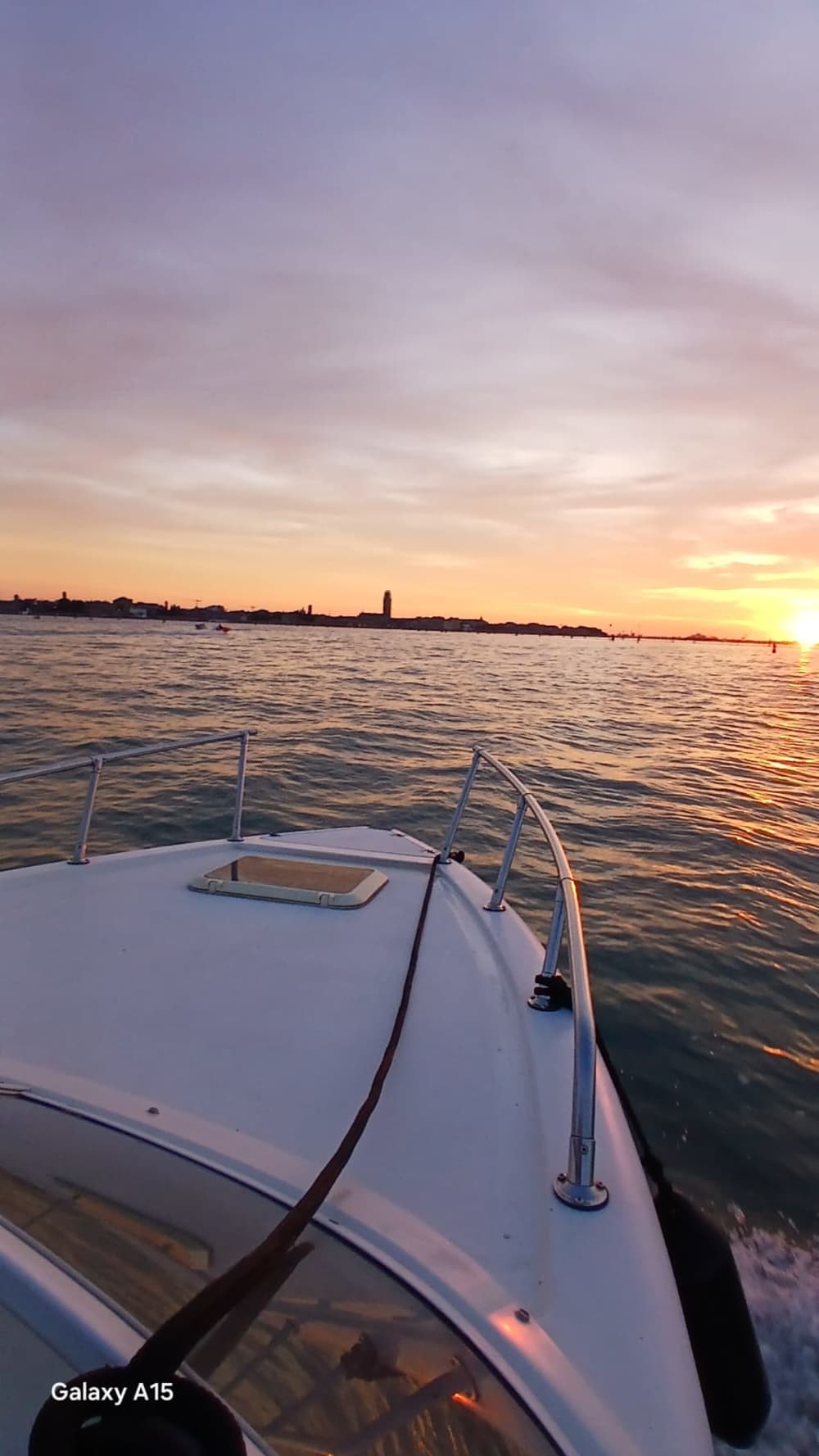 Disfrute de una copa de vino al atardecer en Venecia
