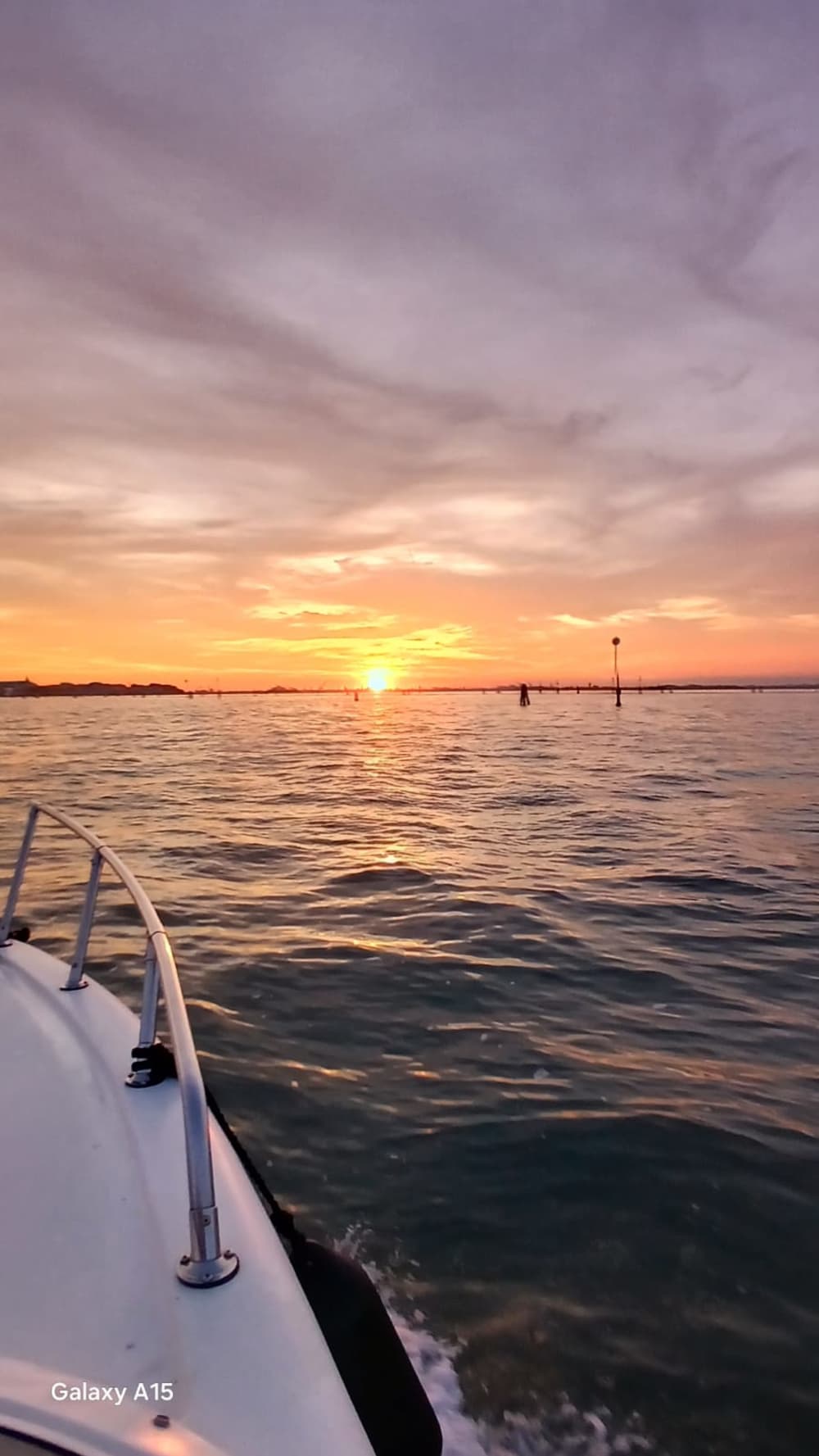 Disfrute de una copa de vino al atardecer en Venecia