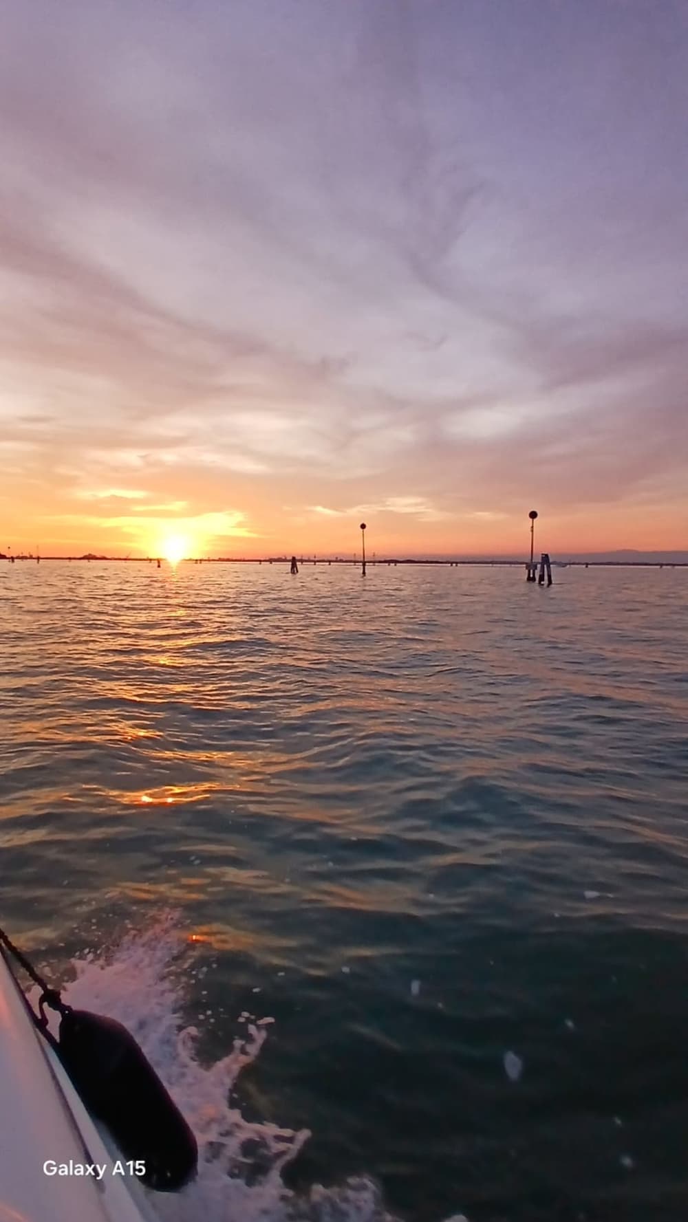 Disfrute de una copa de vino al atardecer en Venecia