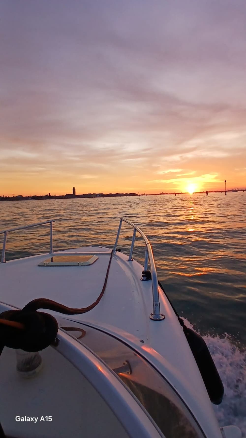 Disfrute de una copa de vino al atardecer en Venecia