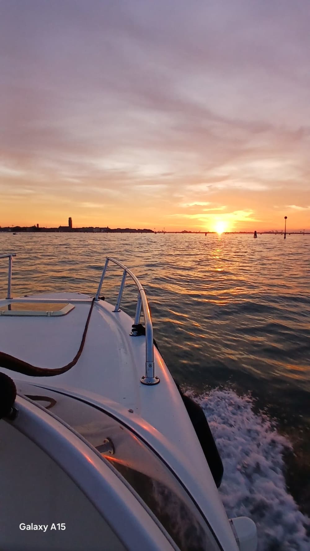 Disfrute de una copa de vino al atardecer en Venecia